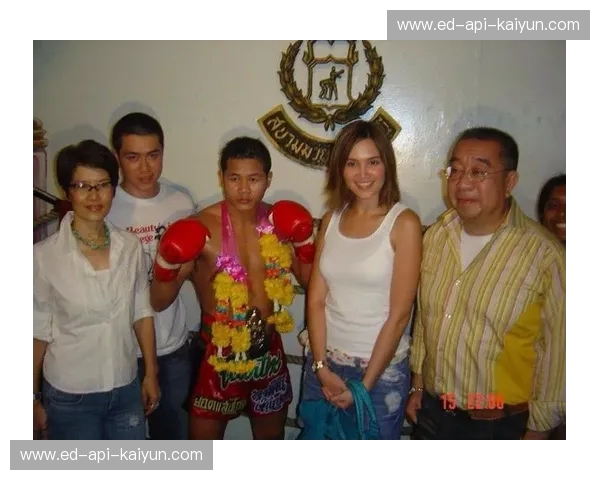 黄金左腿碰撞钢铁右蹄：星当与雅桑克莱，那一夜泰拳失去了色彩